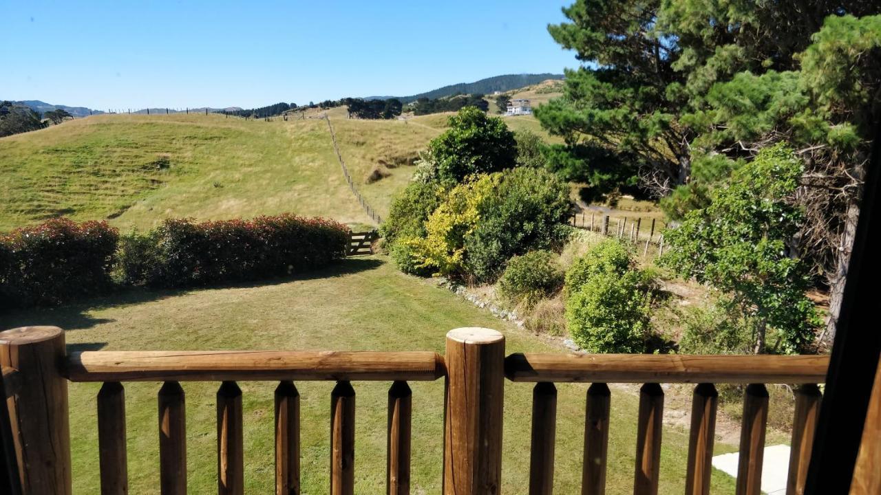 Hilltop Lodge Porirua Buitenkant foto